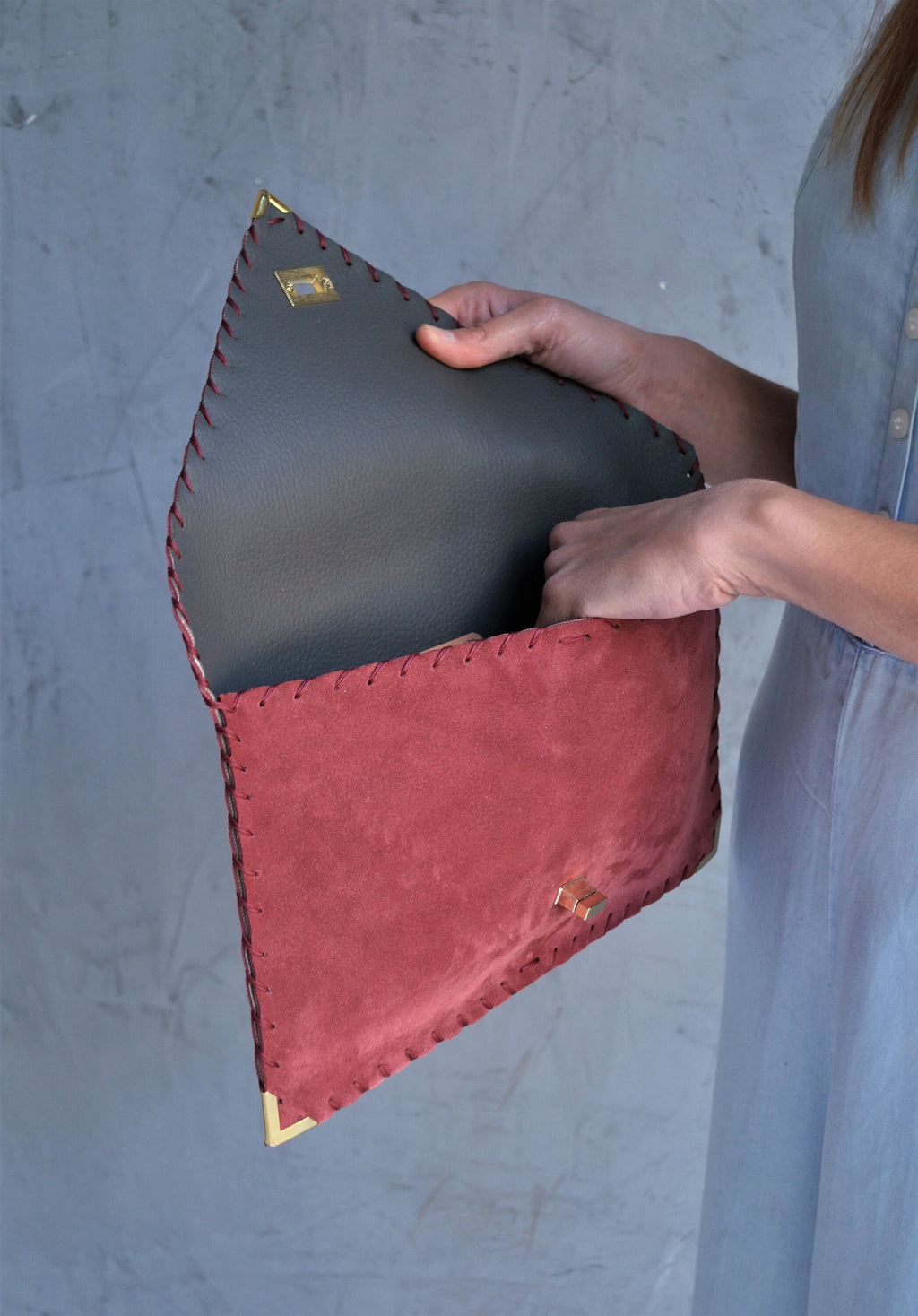 Pochette en daim et bois de rose : grande pochette en cuir pour ordinateur portable