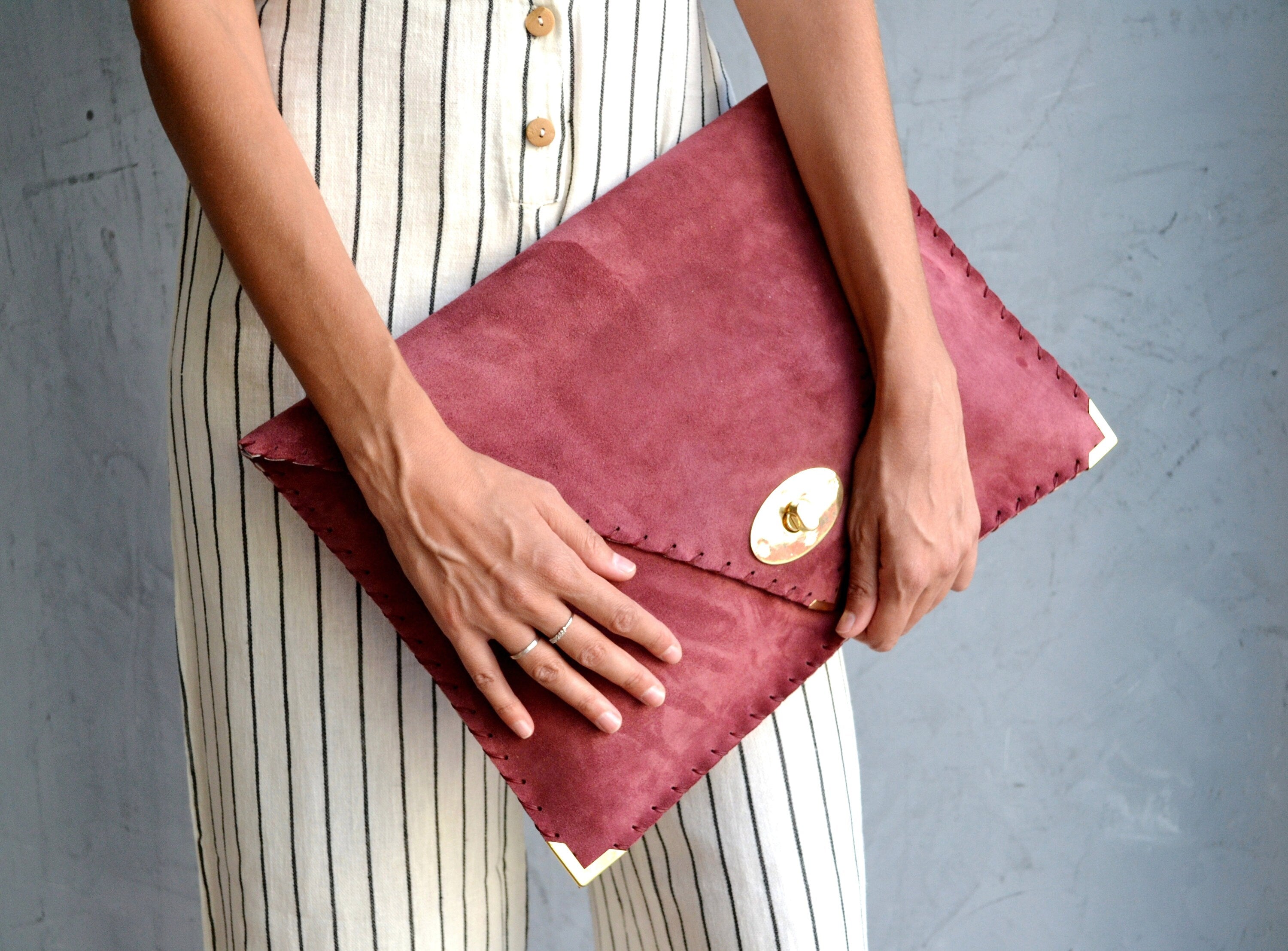 Pochette en daim et bois de rose : grande pochette en cuir pour ordinateur portable