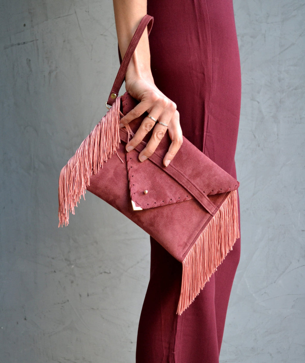 Pochette à franges en daim et bois de rose : sac enveloppe en cuir bordeaux