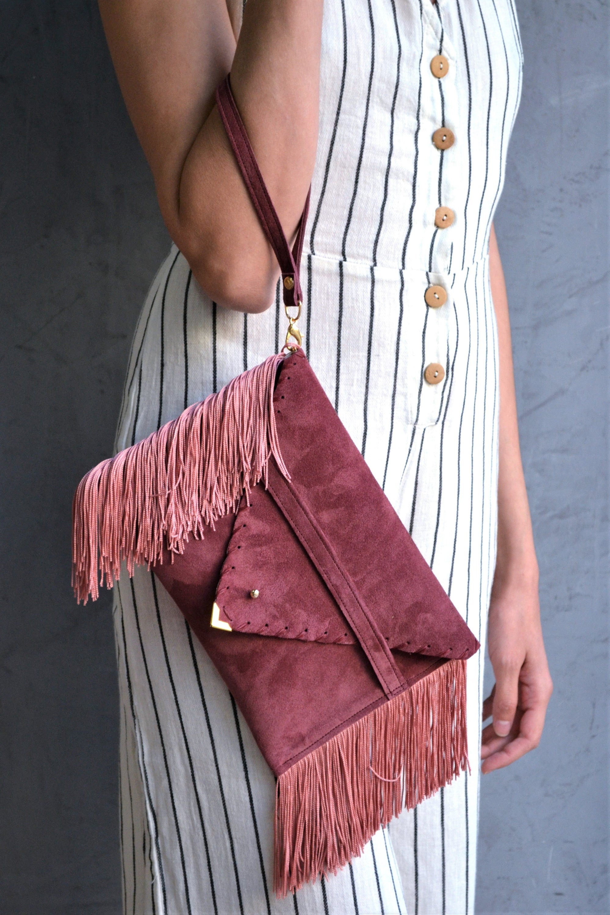 Pochette à franges en daim et bois de rose : sac enveloppe en cuir bordeaux