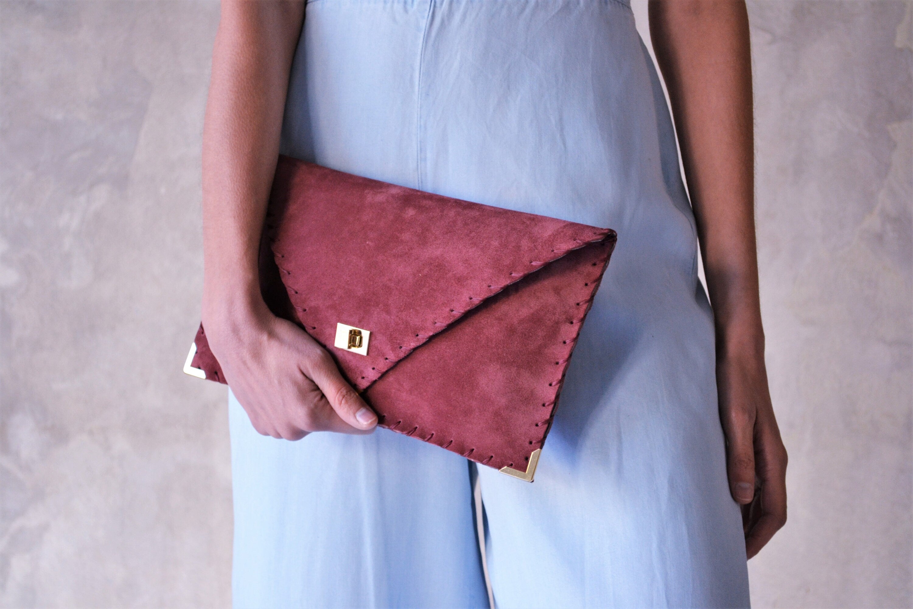 Pochette en daim et bois de rose : grande pochette en cuir pour ordinateur portable