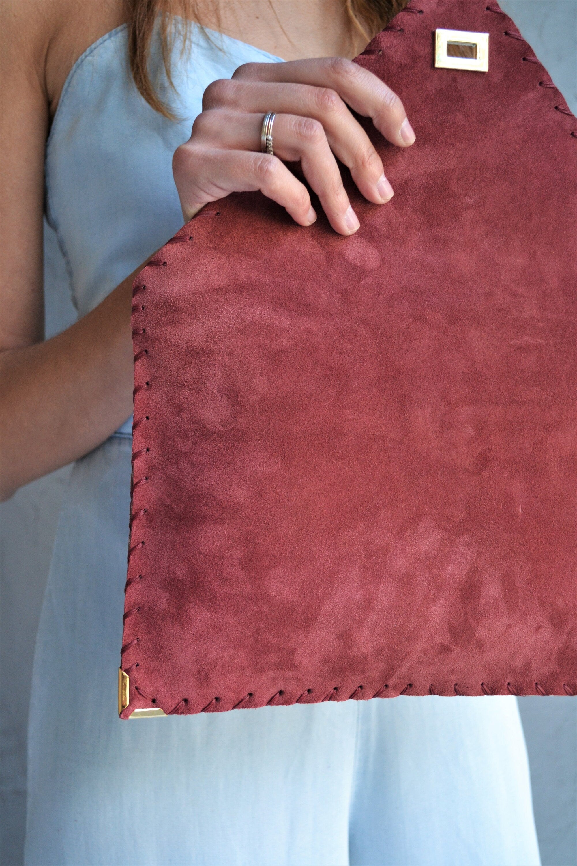 Pochette en daim et bois de rose : grande pochette en cuir pour ordinateur portable