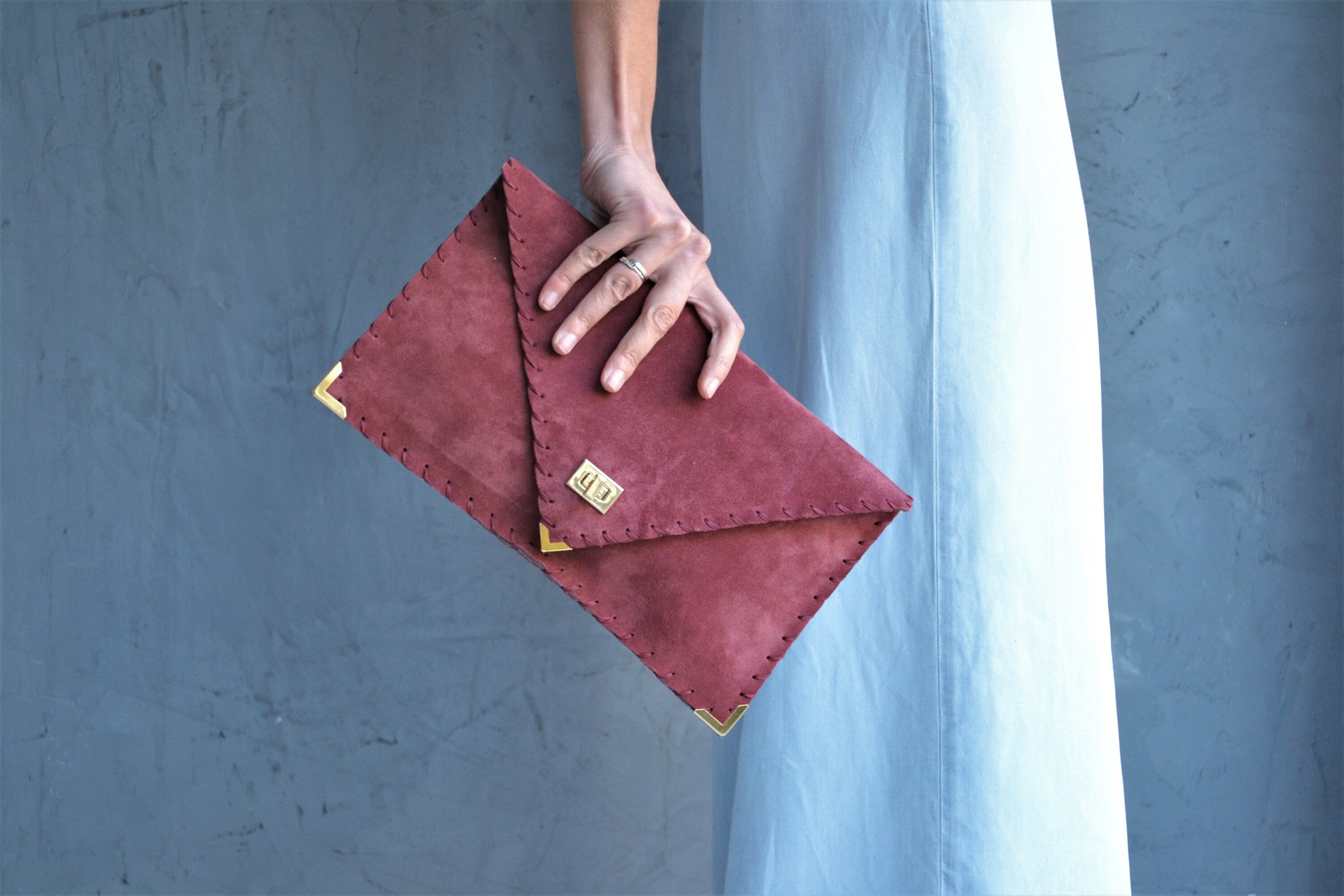 Pochette en daim et bois de rose : grande pochette en cuir pour ordinateur portable