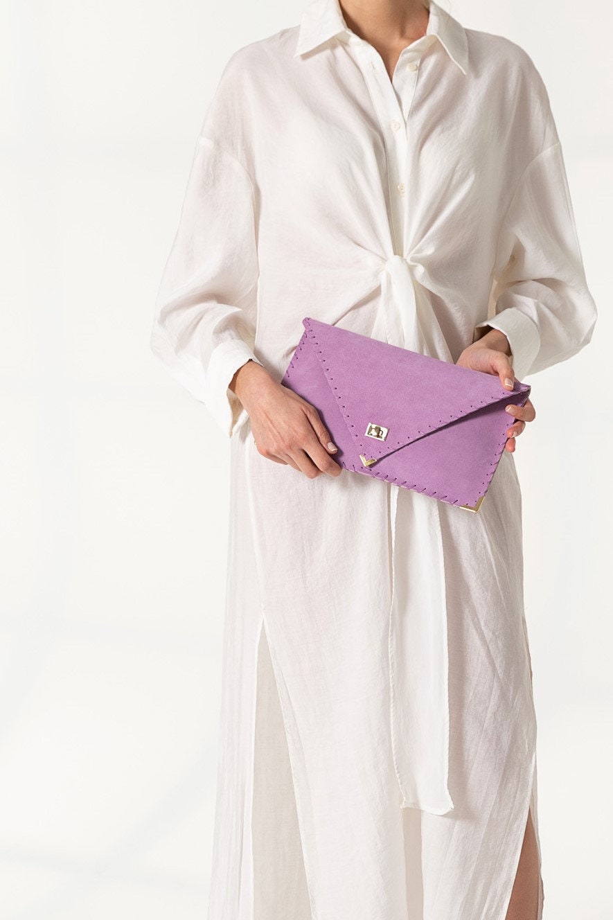 Pochette enveloppe en cuir suédé lilas