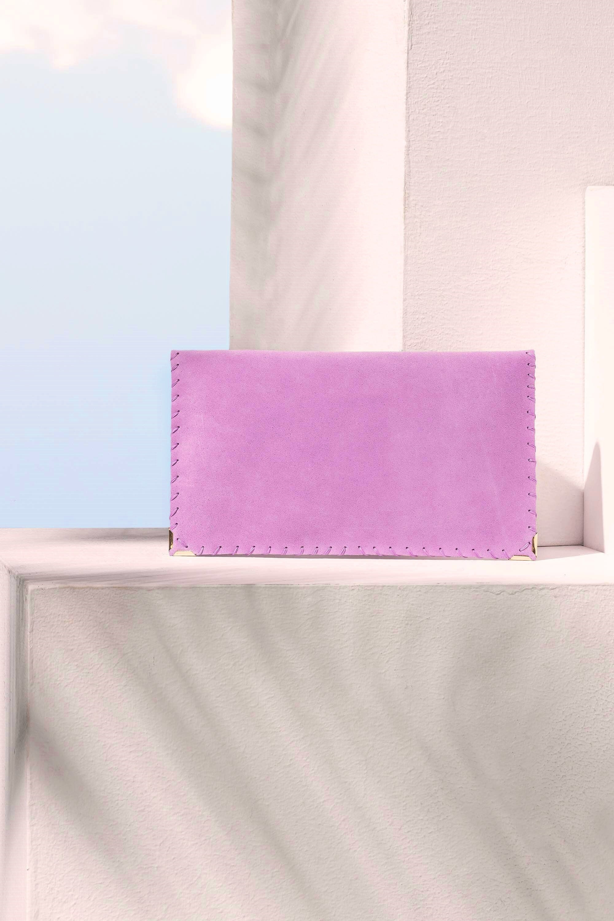 Pochette enveloppe en cuir suédé lilas
