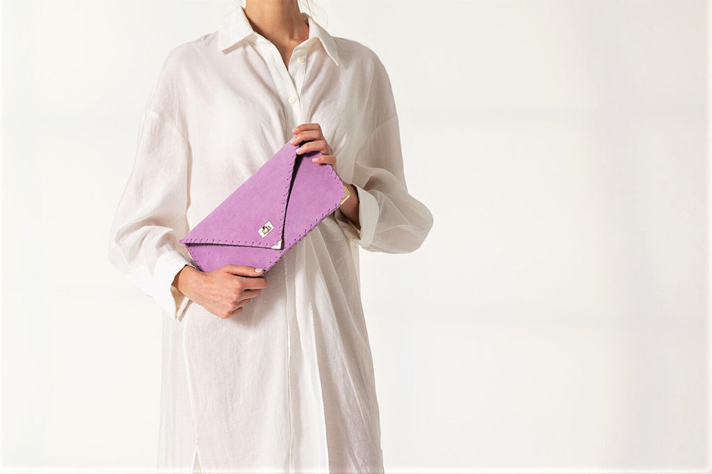 Pochette enveloppe en cuir suédé lilas