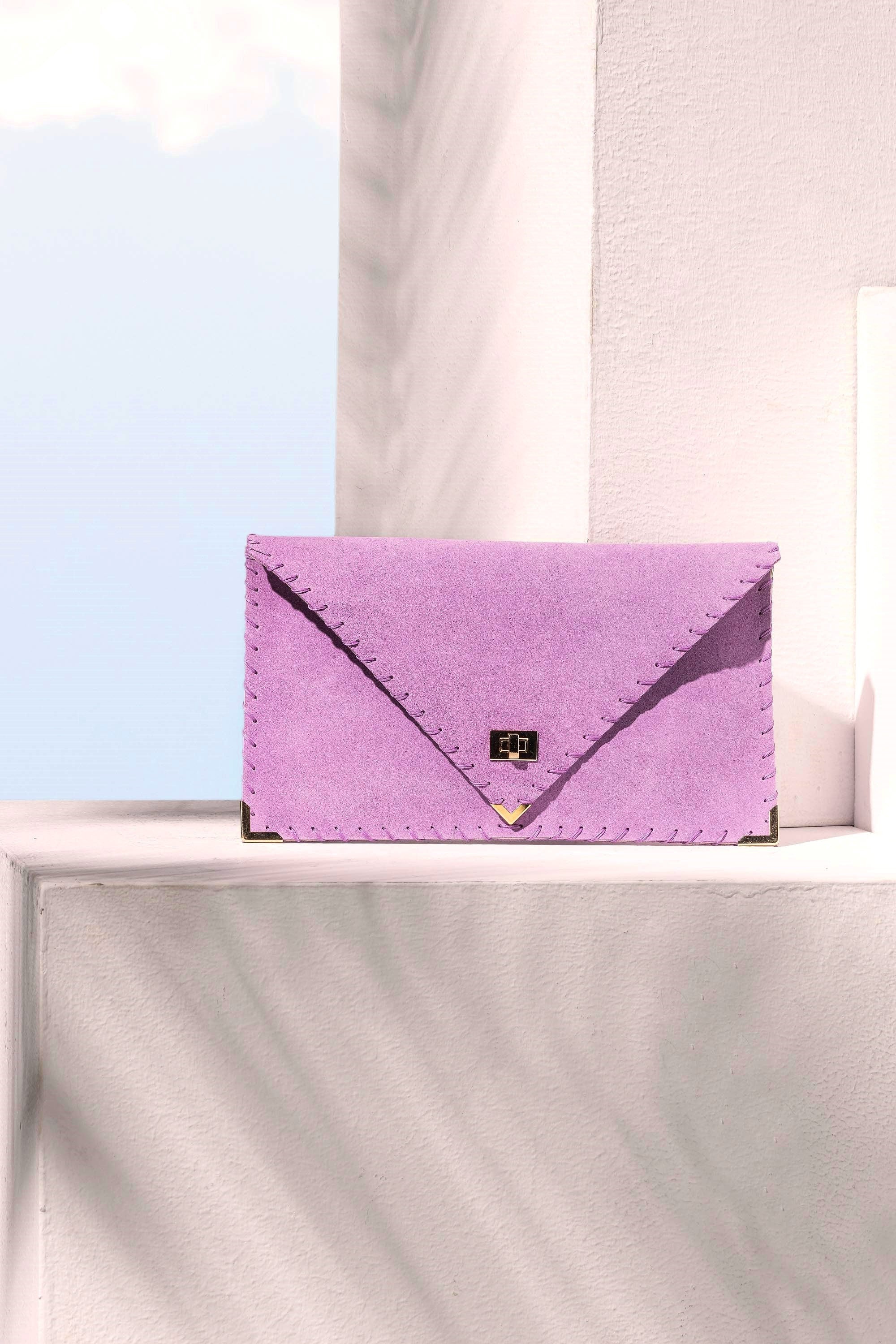 Pochette enveloppe en cuir suédé lilas