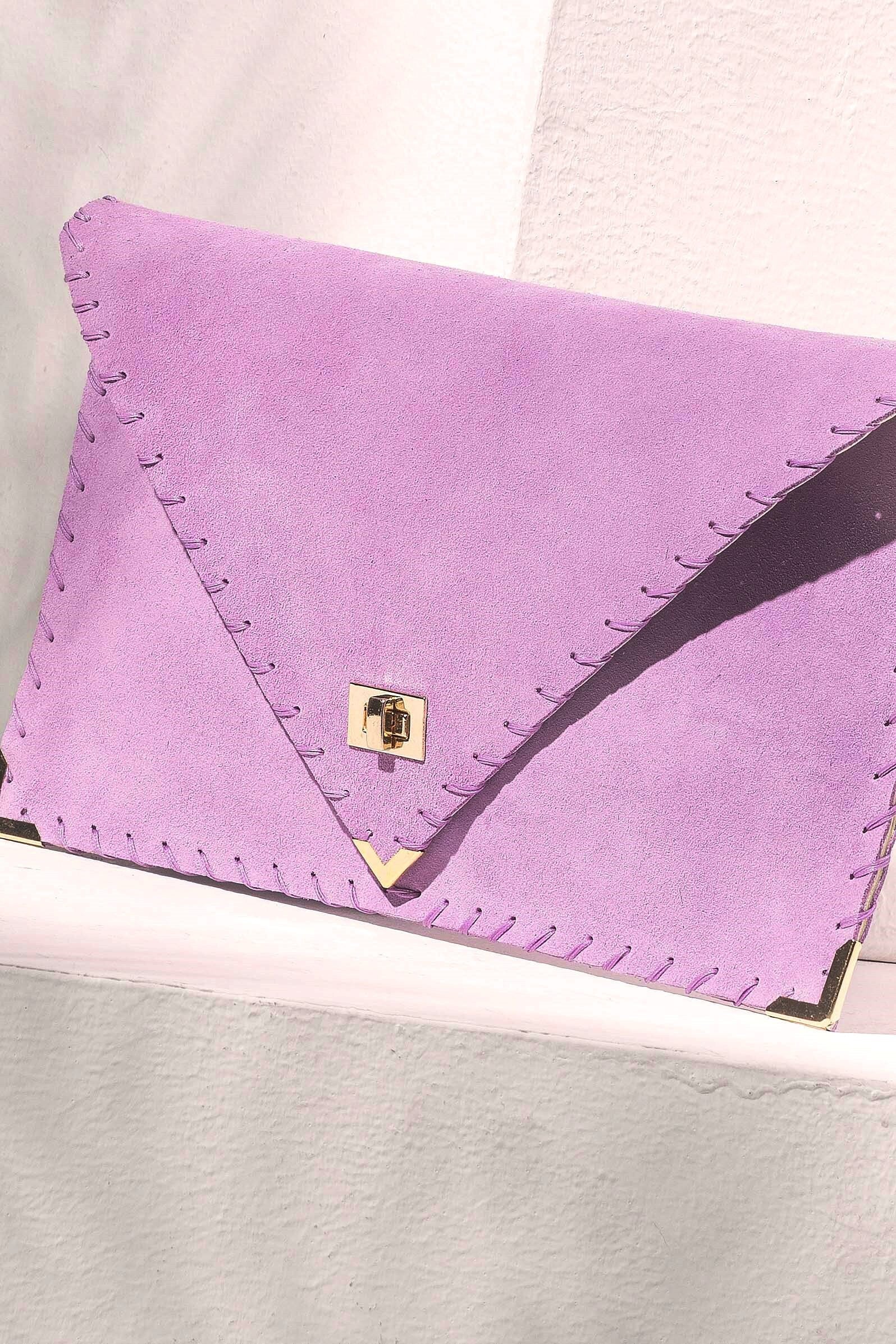 Pochette enveloppe en cuir suédé lilas