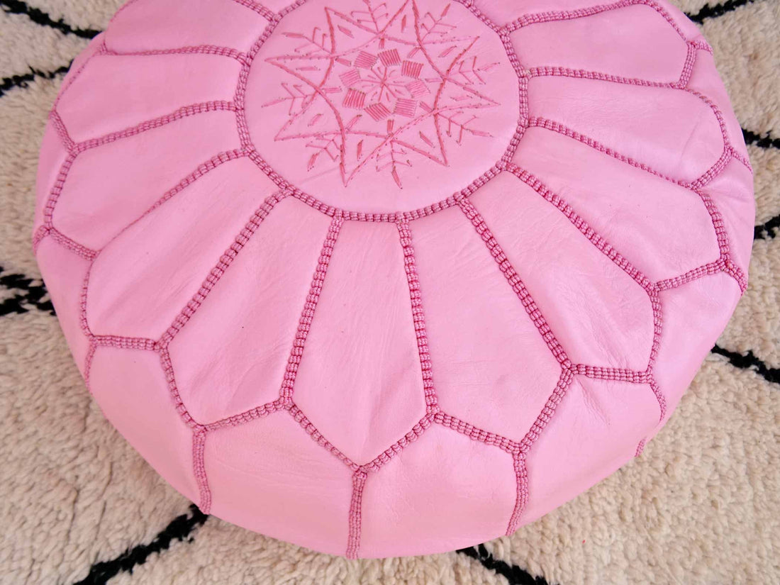Sitzpuff aus rosafarbenem Leder mit Stickerei auf der Unterseite, Sitzpuff aus marokkanischem Rosé, Ruhe-Fußhocker de Luxe, Sitzpuff aus Leder, Sitzpuff aus Leder 