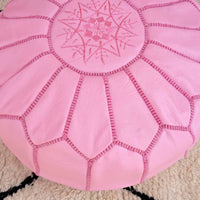 Sitzpuff aus rosafarbenem Leder mit Stickerei auf der Unterseite, Sitzpuff aus marokkanischem Rosé, Ruhe-Fußhocker de Luxe, Sitzpuff aus Leder, Sitzpuff aus Leder 