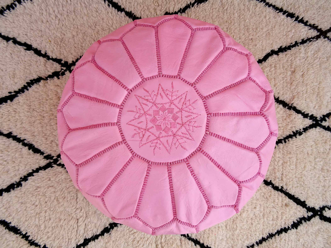Sitzpuff aus rosafarbenem Leder mit Stickerei auf der Unterseite, Sitzpuff aus marokkanischem Rosé, Ruhe-Fußhocker de Luxe, Sitzpuff aus Leder, Sitzpuff aus Leder 