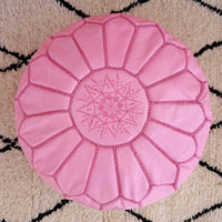 Sitzpuff aus rosafarbenem Leder mit Stickerei auf der Unterseite, Sitzpuff aus marokkanischem Rosé, Ruhe-Fußhocker de Luxe, Sitzpuff aus Leder, Sitzpuff aus Leder 