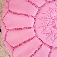 Sitzpuff aus rosafarbenem Leder mit Stickerei auf der Unterseite, Sitzpuff aus marokkanischem Rosé, Ruhe-Fußhocker de Luxe, Sitzpuff aus Leder, Sitzpuff aus Leder 