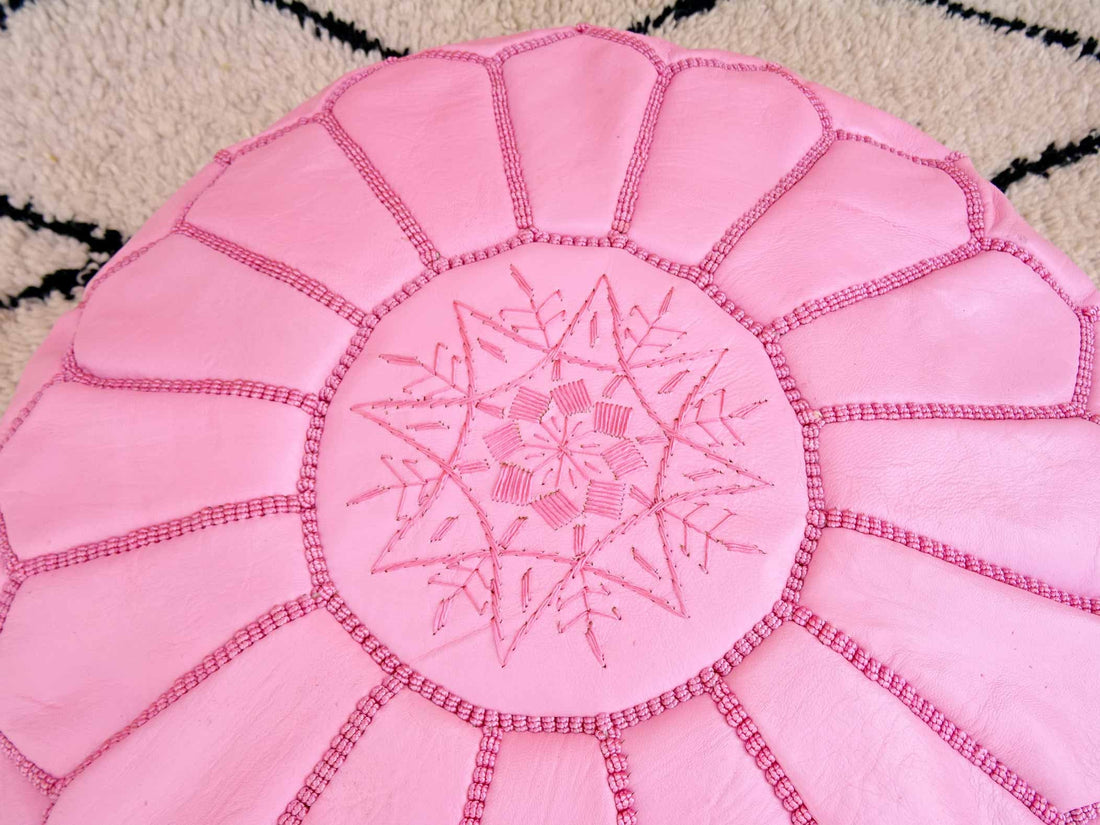 Sitzpuff aus rosafarbenem Leder mit Stickerei auf der Unterseite, Sitzpuff aus marokkanischem Rosé, Ruhe-Fußhocker de Luxe, Sitzpuff aus Leder, Sitzpuff aus Leder 