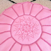Sitzpuff aus rosafarbenem Leder mit Stickerei auf der Unterseite, Sitzpuff aus marokkanischem Rosé, Ruhe-Fußhocker de Luxe, Sitzpuff aus Leder, Sitzpuff aus Leder 