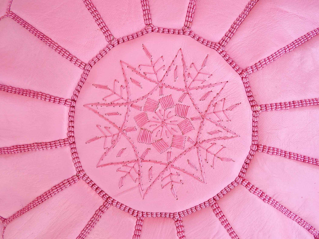 Sitzpuff aus rosafarbenem Leder mit Stickerei auf der Unterseite, Sitzpuff aus marokkanischem Rosé, Ruhe-Fußhocker de Luxe, Sitzpuff aus Leder, Sitzpuff aus Leder 