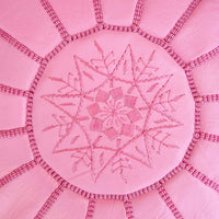Sitzpuff aus rosafarbenem Leder mit Stickerei auf der Unterseite, Sitzpuff aus marokkanischem Rosé, Ruhe-Fußhocker de Luxe, Sitzpuff aus Leder, Sitzpuff aus Leder 