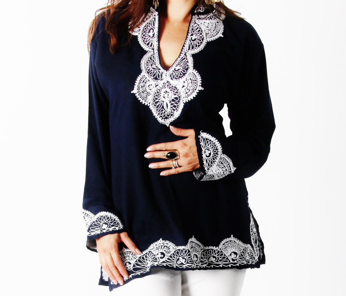 Tunique Salma bleu marine avec broderie blanche