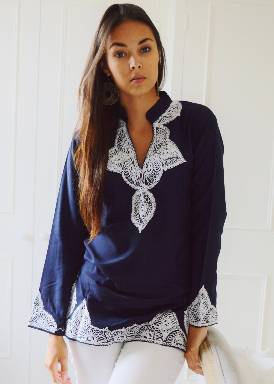 Tunique Salma bleu marine avec broderie blanche
