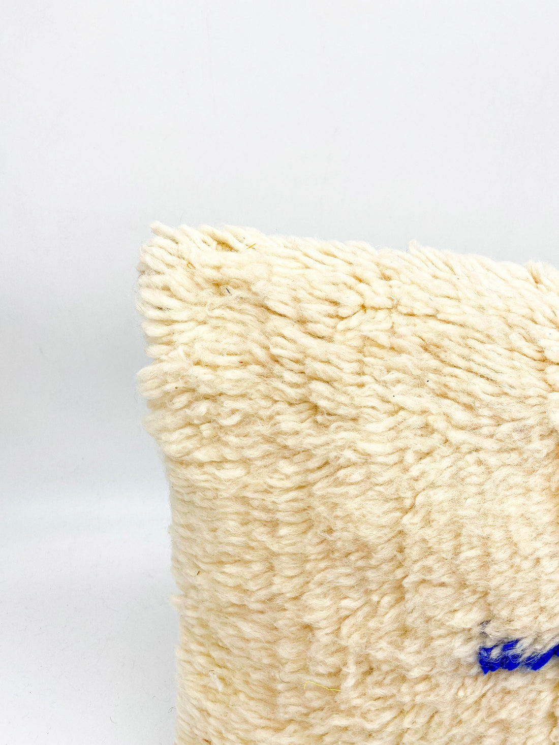 Housse de coussin berbère marocain Azilal à motifs bleu majorelle 60x40cm