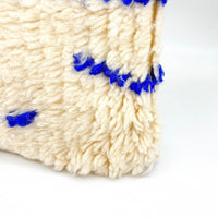 Housse de coussin berbère marocain Azilal à motifs bleu majorelle 60x40cm