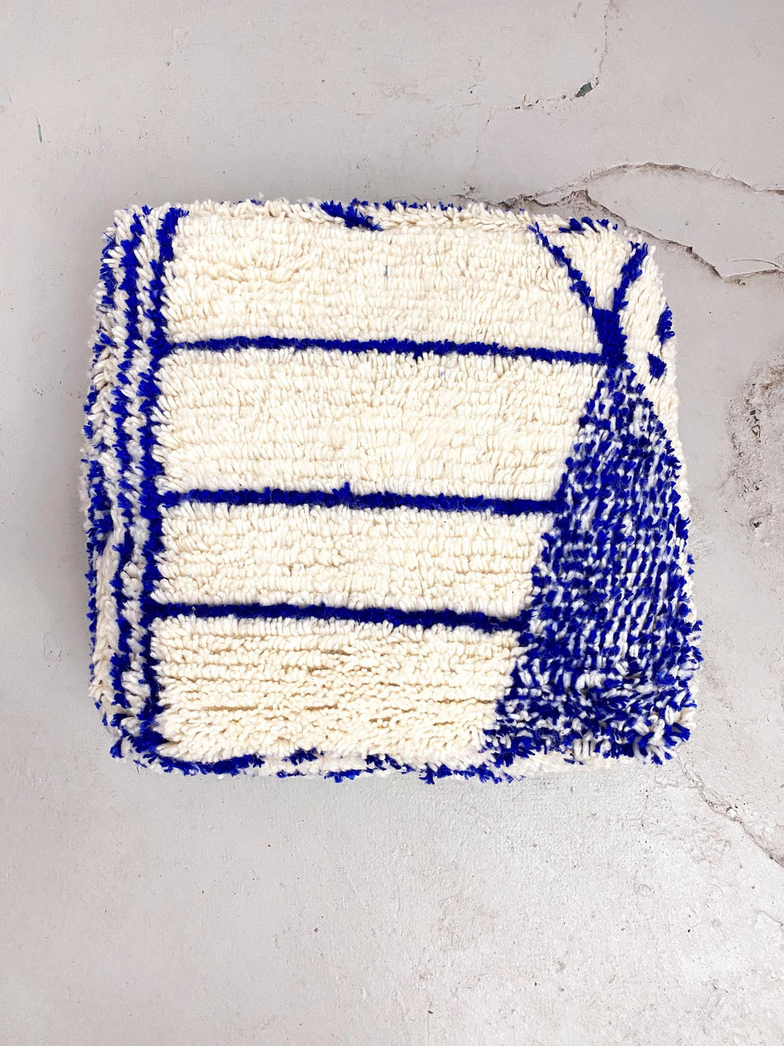 Pouf berbère marocain Azilal écru à motifs bleu majorelle