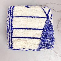 Pouf berbère marocain Azilal écru à motifs bleu majorelle