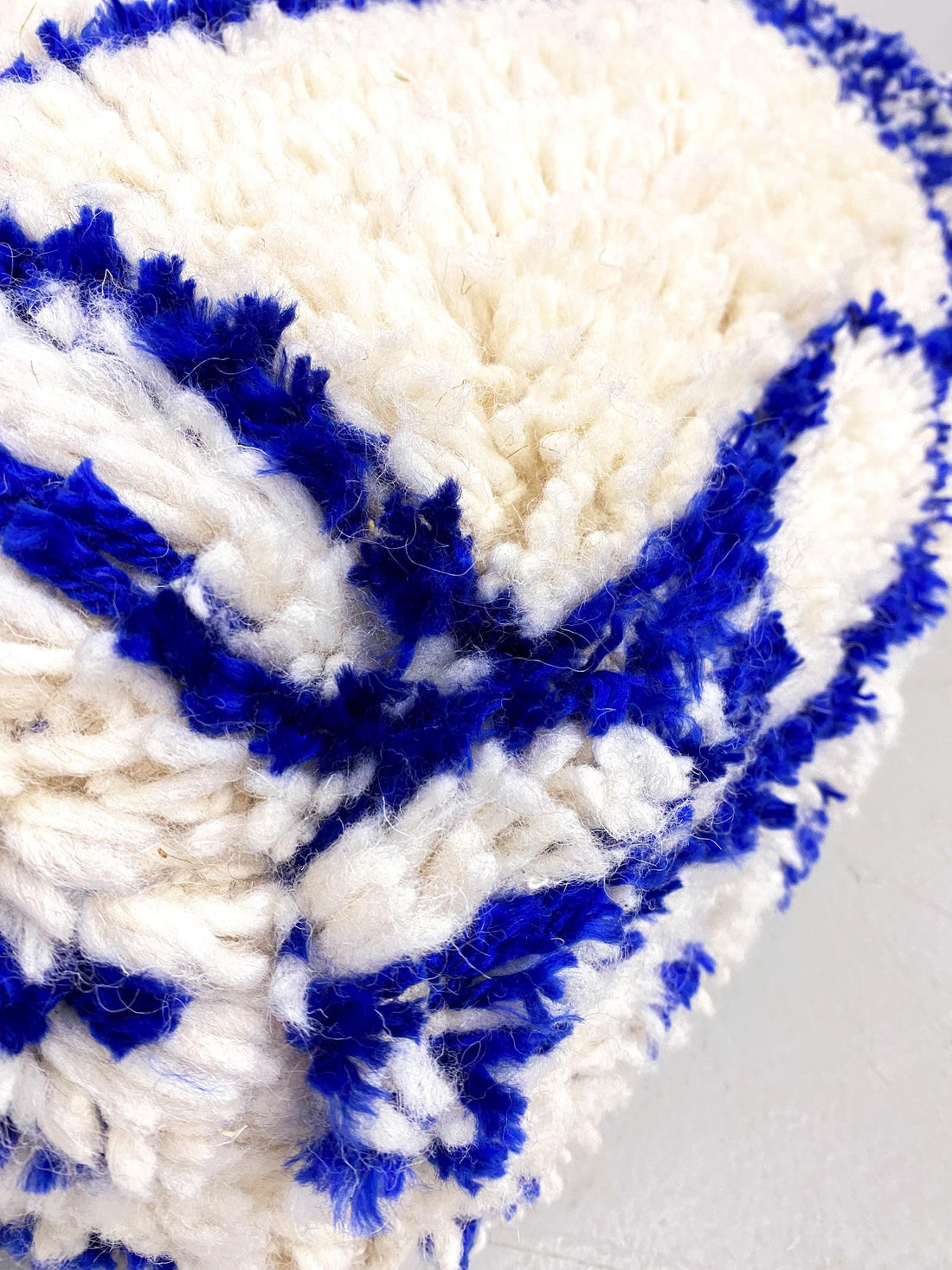 Pouf berbère marocain Azilal écru à motifs bleu majorelle