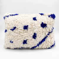 Housse de coussin berbère marocain Azilal à motifs bleu majorelle 55x40cm