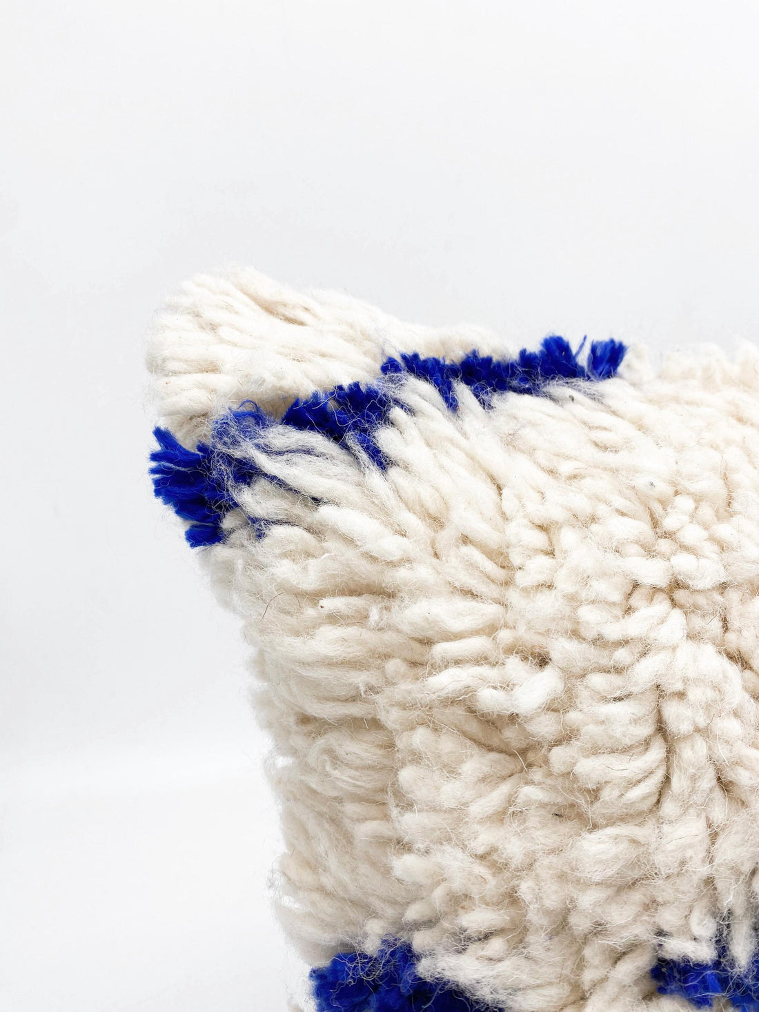 Housse de coussin berbère marocain Azilal à motifs bleu majorelle 55x40cm