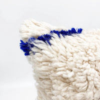 Housse de coussin berbère marocain Azilal à motifs bleu majorelle 55x40cm