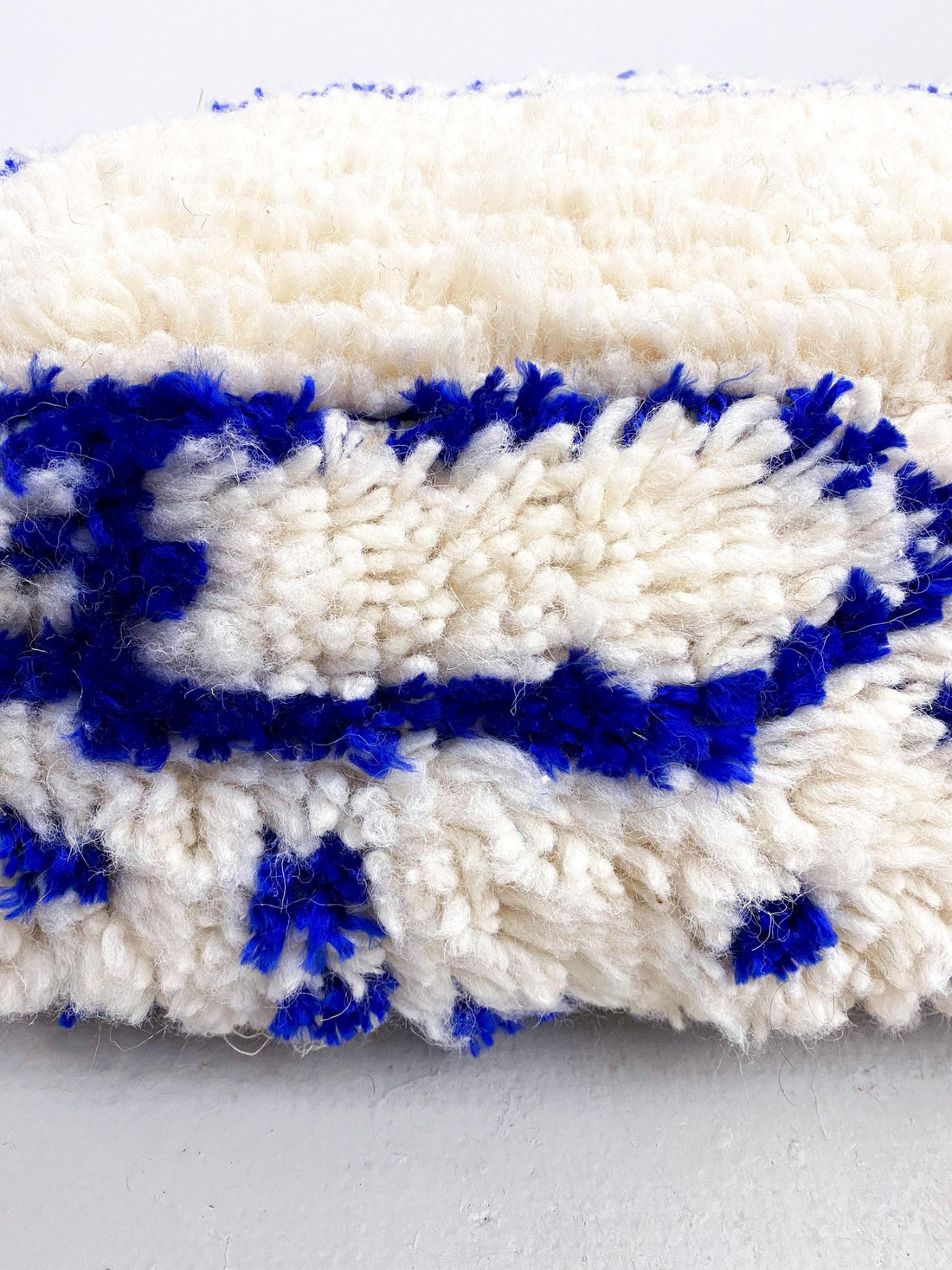 Pouf berbère marocain Azilal écru à motifs bleu majorelle