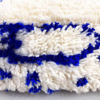 Pouf berbère marocain Azilal écru à motifs bleu majorelle