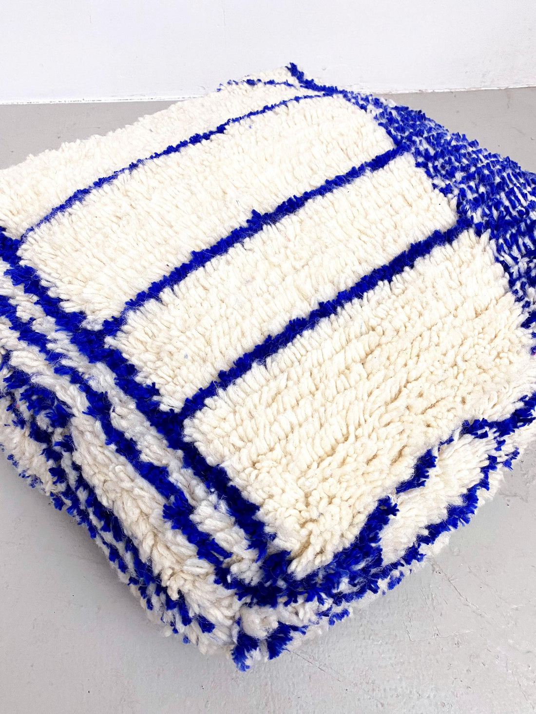 Pouf berbère marocain Azilal écru à motifs bleu majorelle