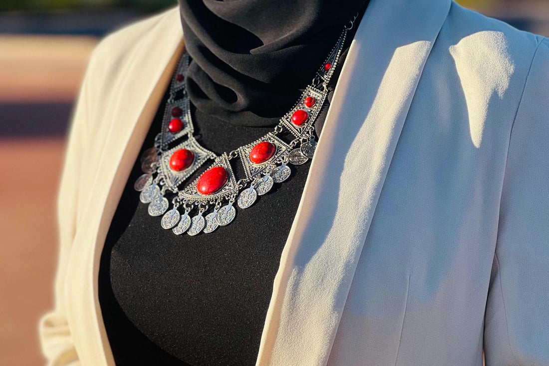 Collier artisanal en métal pour une apparence classe et chic, couleur argenté et rouge.