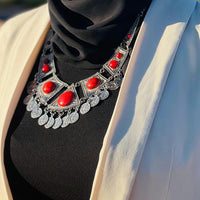 Collier artisanal en métal pour une apparence classe et chic, couleur argenté et rouge.