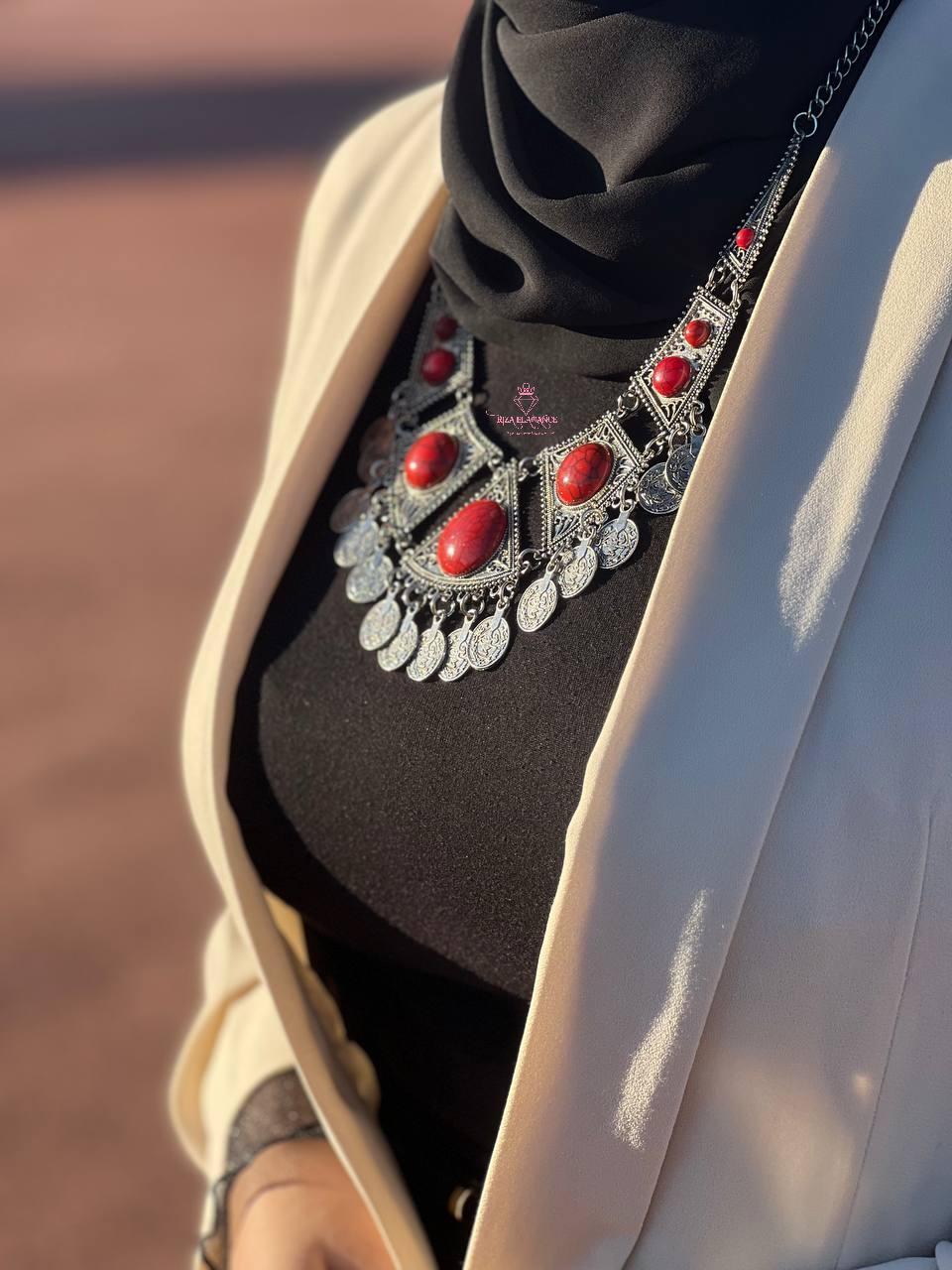 Collier artisanal en métal pour une apparence classe et chic, couleur argenté et rouge.