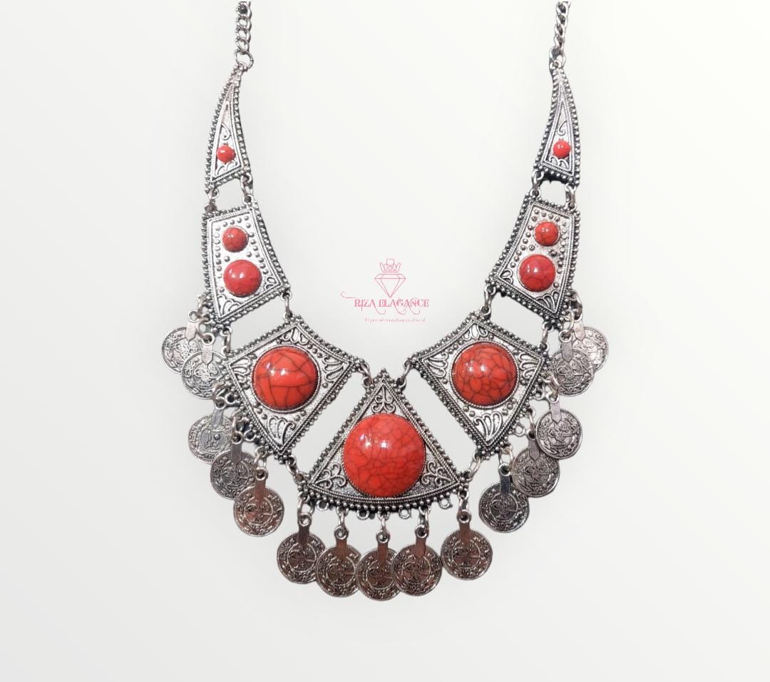 Collier artisanal en métal pour une apparence classe et chic, couleur argenté et rouge.