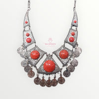 Collier artisanal en métal pour une apparence classe et chic, couleur argenté et rouge.