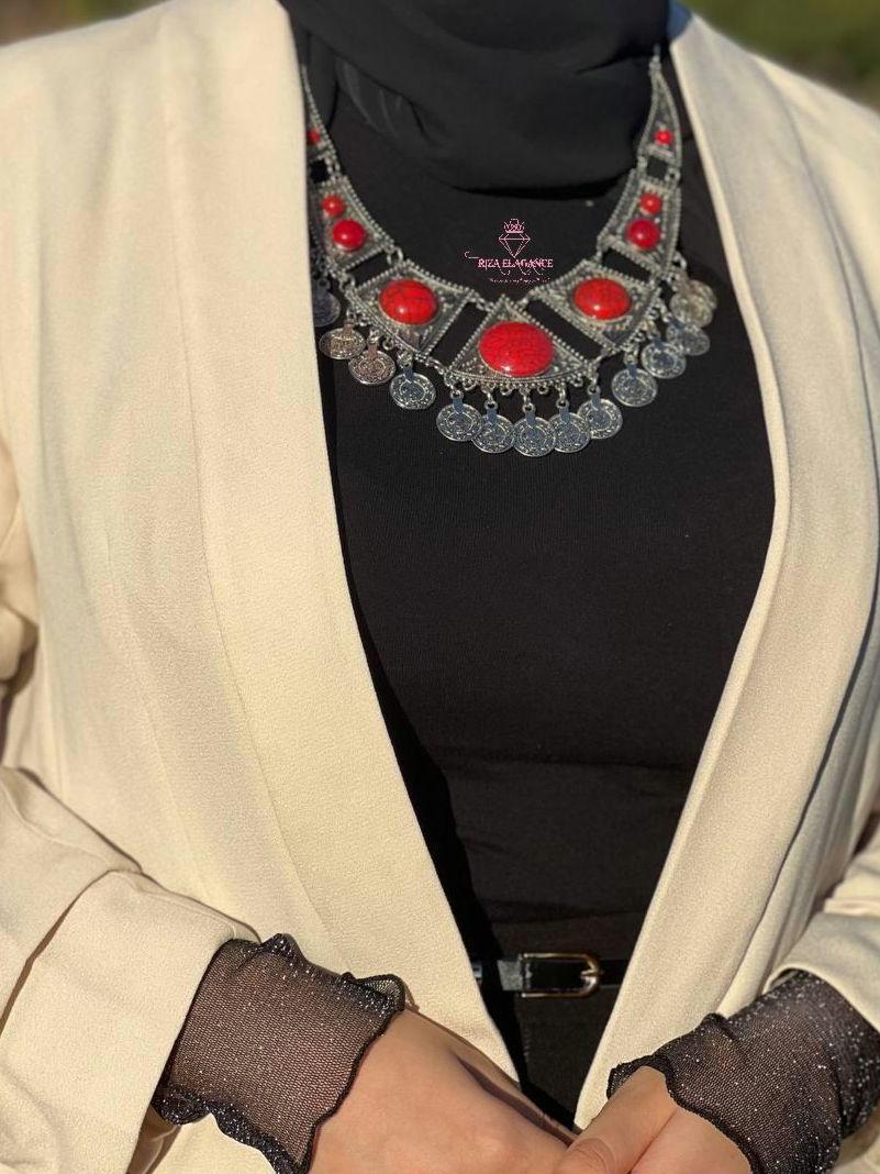 Collier artisanal en métal pour une apparence classe et chic, couleur argenté et rouge.