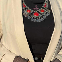 Collier artisanal en métal pour une apparence classe et chic, couleur argenté et rouge.
