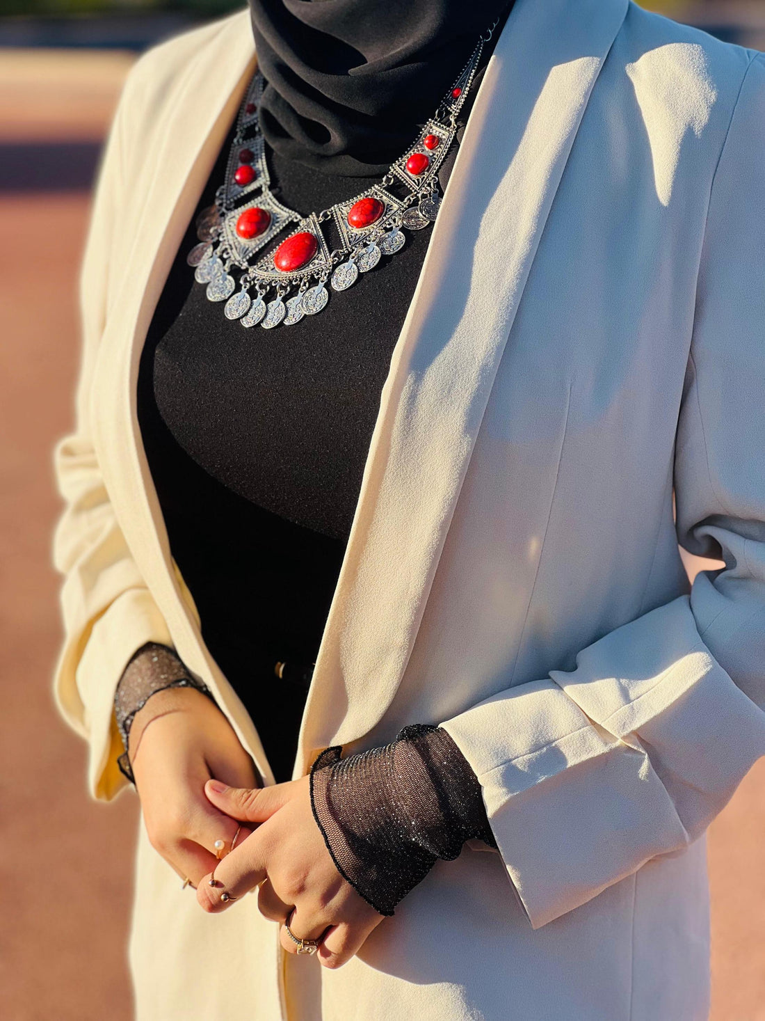 Collier artisanal en métal pour une apparence classe et chic, couleur argenté et rouge.