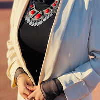 Collier artisanal en métal pour une apparence classe et chic, couleur argenté et rouge.