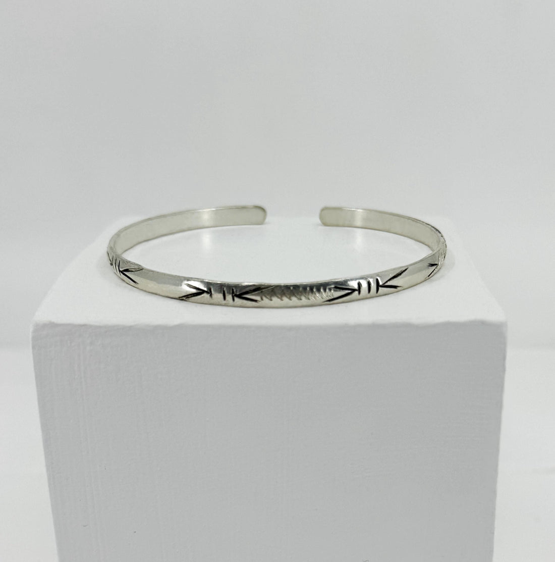 Bracelet jonc berbère gravé de motifs ethniques / Sud Maroc / bijou ethnique bohème